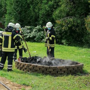 Read more about the article Uneinsichtigkeit und verbrannter Unrat rufen Feuerwehr auf den Plan