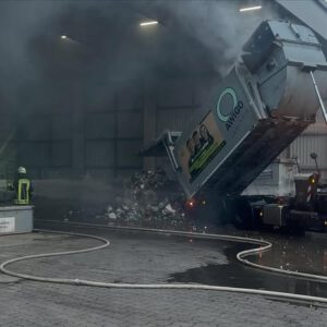 Mehr über den Artikel erfahren F2[+] – Brennender Müllwagen