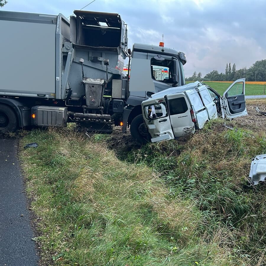 Du betrachtest gerade TH3Y – Verkehrsunfall LKW gegen Bulli