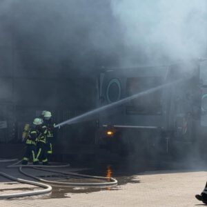 Mehr über den Artikel erfahren F2[+] – Brennender Müllwagen
